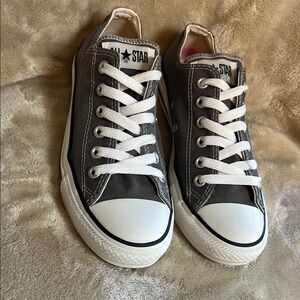 Converse Gray and White Sneakers Classic Canvas Design Size 6 Men’s / women’s 8‎